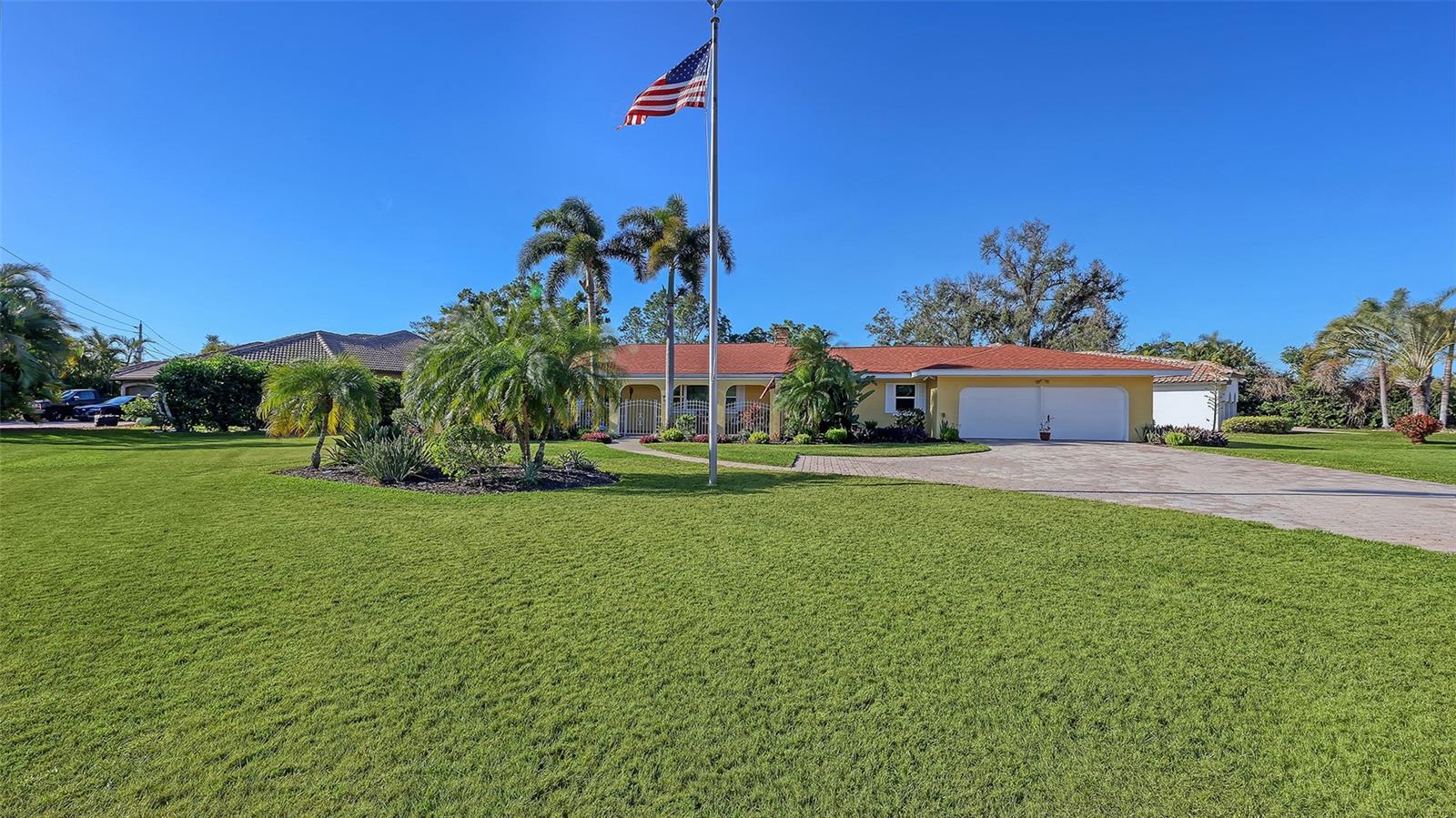 844 Magellan Dr, Sarasota, FL 34243 photo