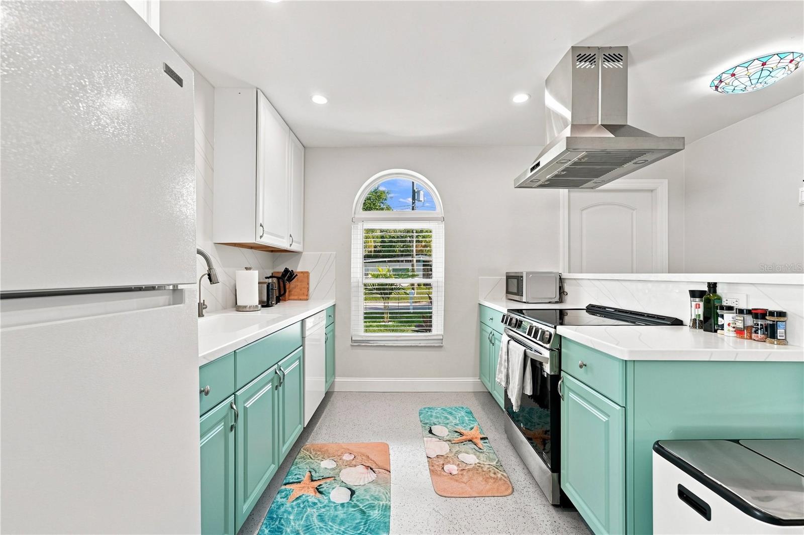 2060 6 St, Sarasota, FL 34237 photo