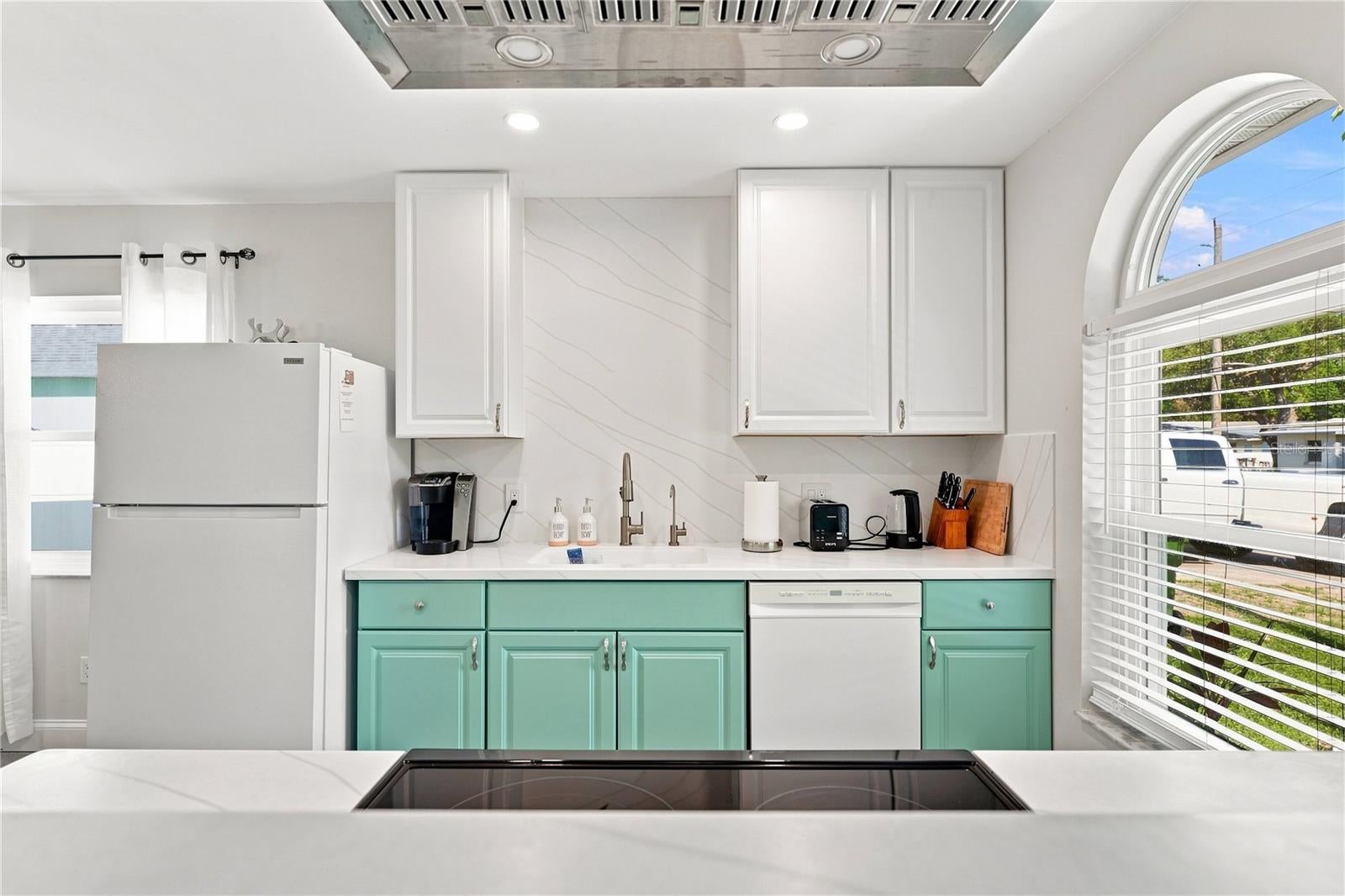 2060 6 St, Sarasota, FL 34237 photo
