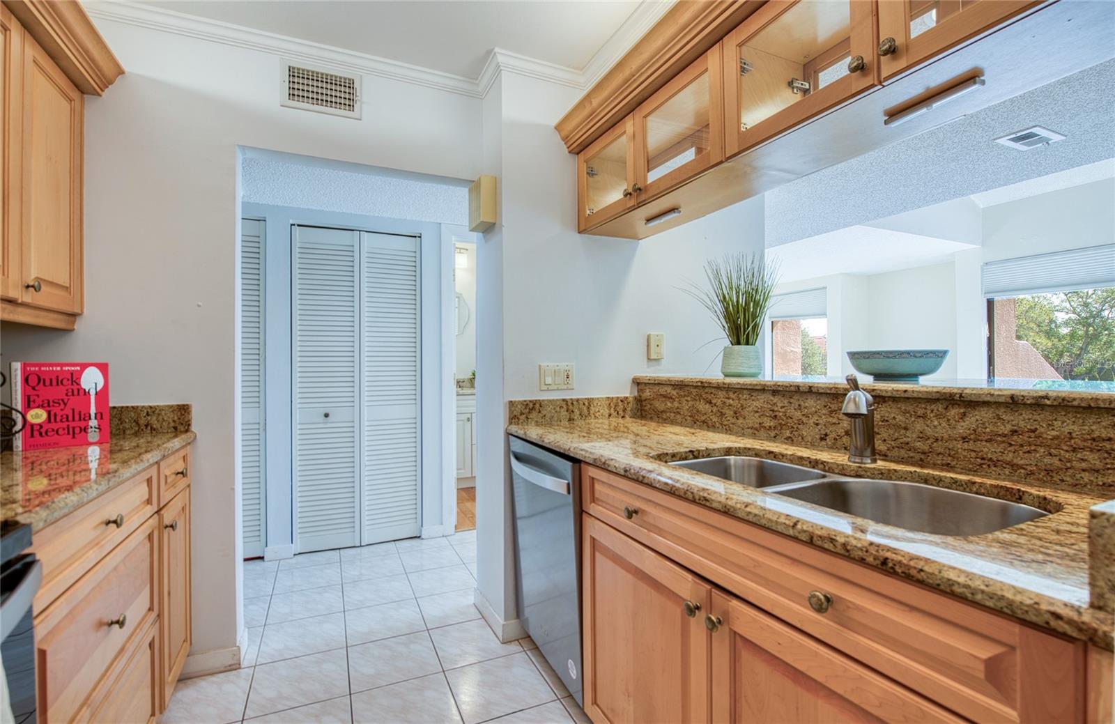6305 Pelican Creek Xing, Saint Petersburg, FL 33707 photo