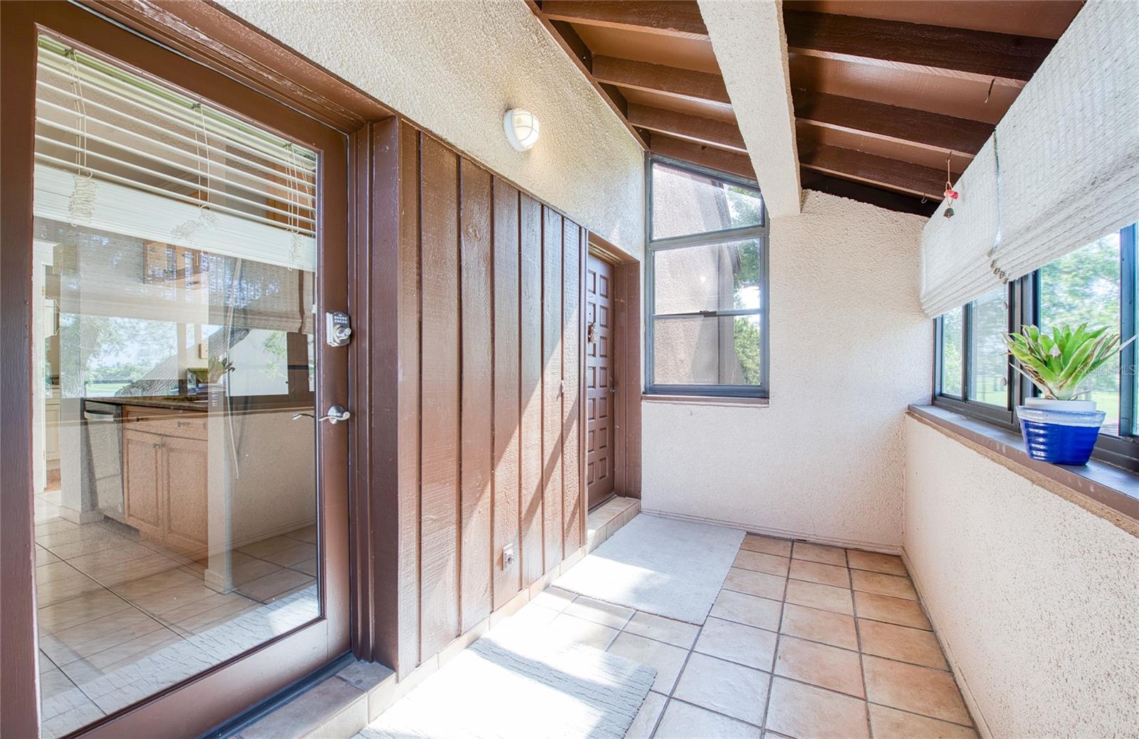 6305 Pelican Creek Xing, Saint Petersburg, FL 33707 photo