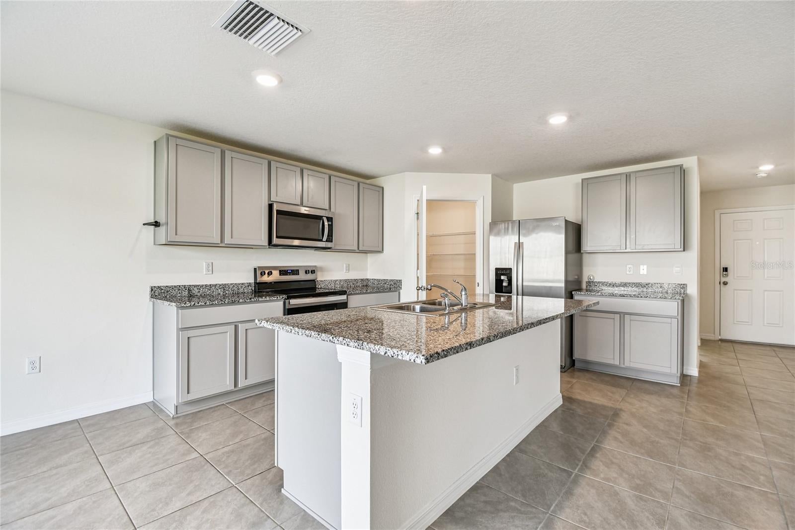 9208 Mission Bay Pl, Tampa, FL 33637 photo