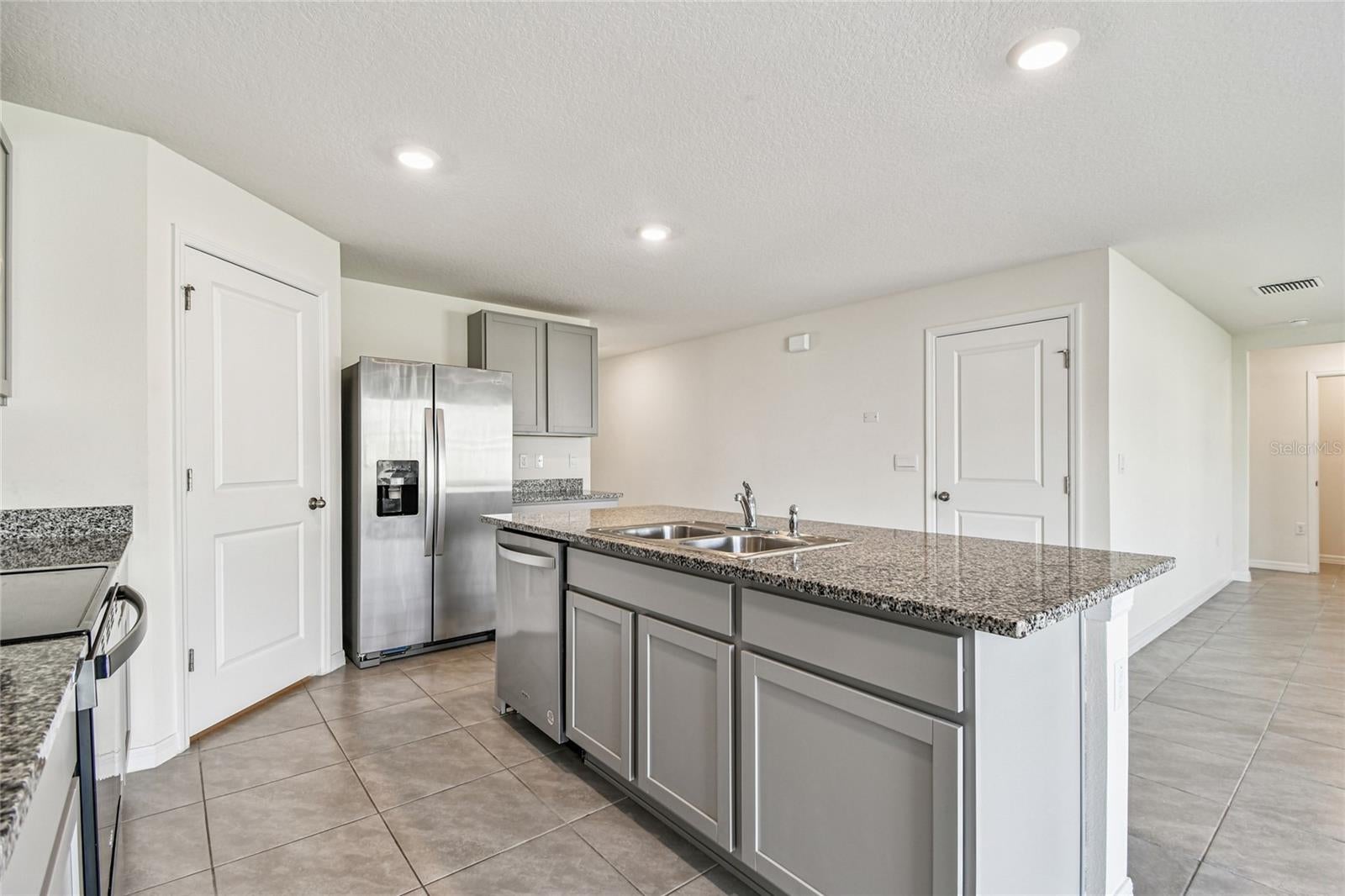 9208 Mission Bay Pl, Tampa, FL 33637 photo