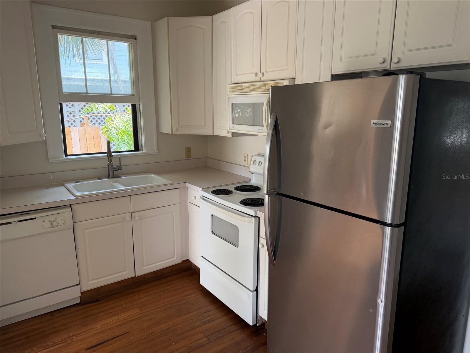 1555 7 St, Sarasota, FL 34236 photo