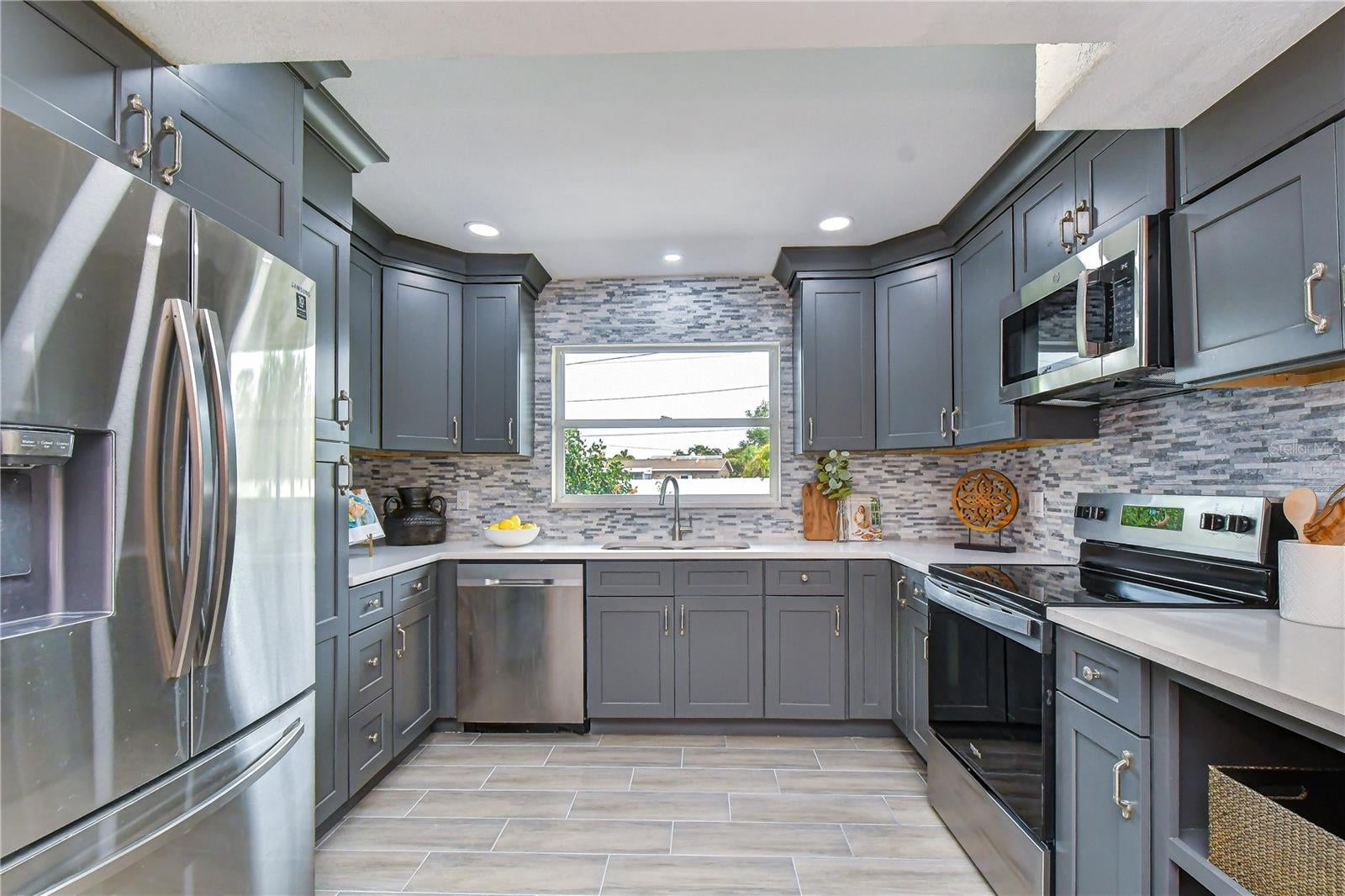 6871 4 St, Saint Petersburg, FL 33705 photo