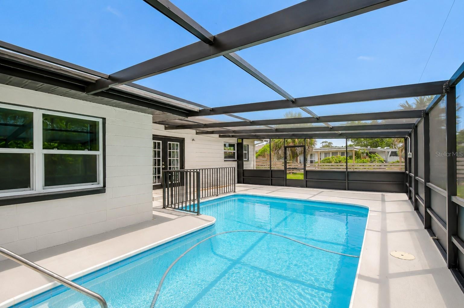 6871 4 St, Saint Petersburg, FL 33705 photo