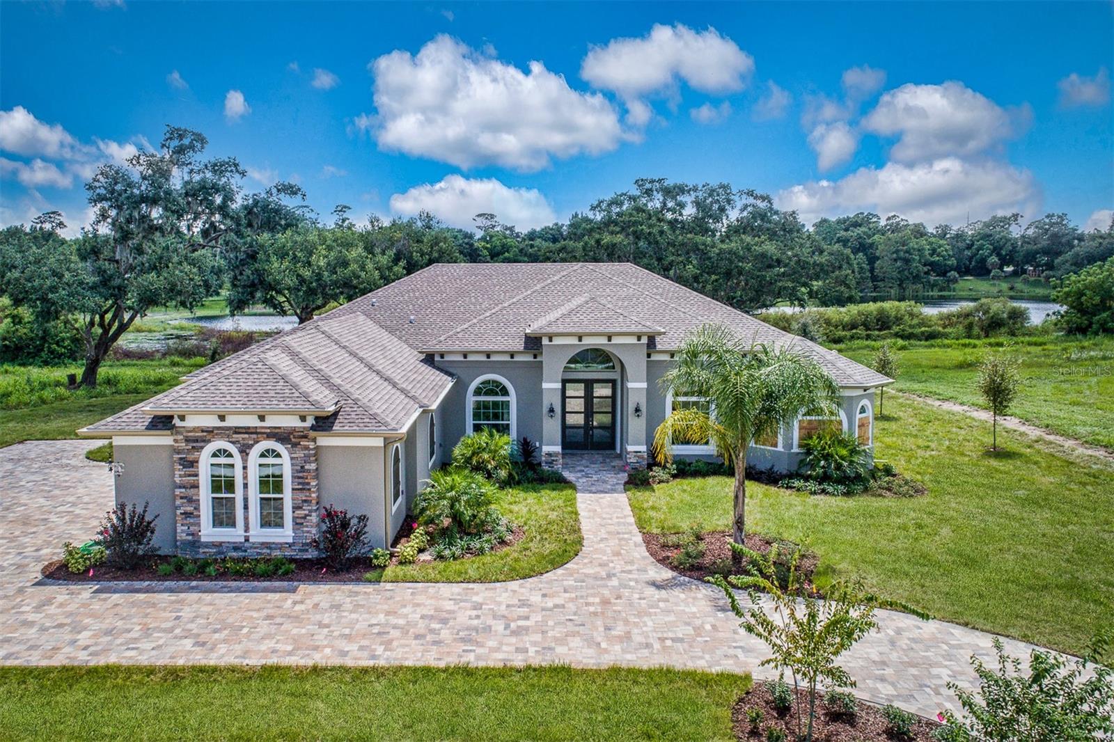 19 Island Club Dr, Tavares, FL 32778