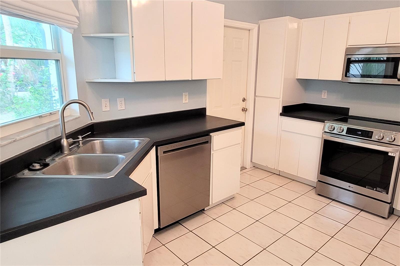 2354 Tami Sola St, Sarasota, FL 34237 photo