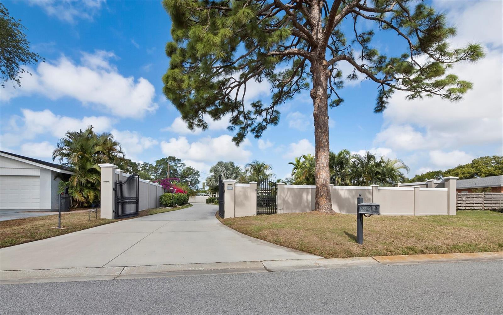 5618 Britannia Dr, Sarasota, FL 34231 photo