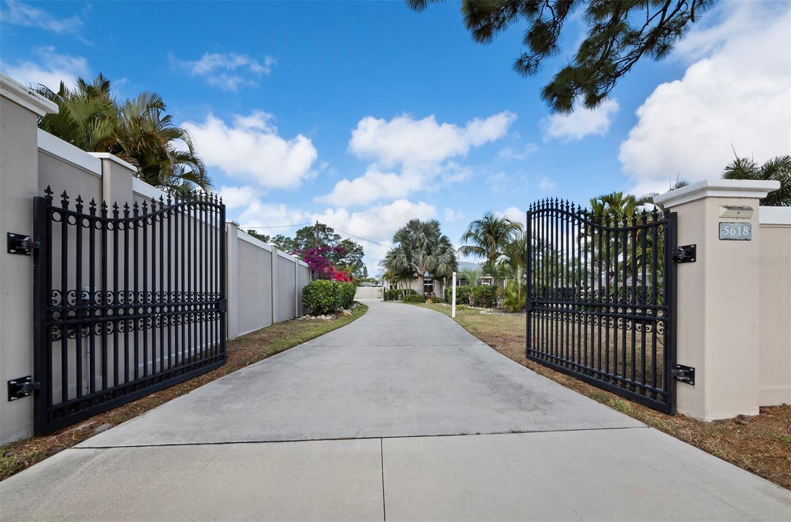 5618 Britannia Dr, Sarasota, FL 34231 photo