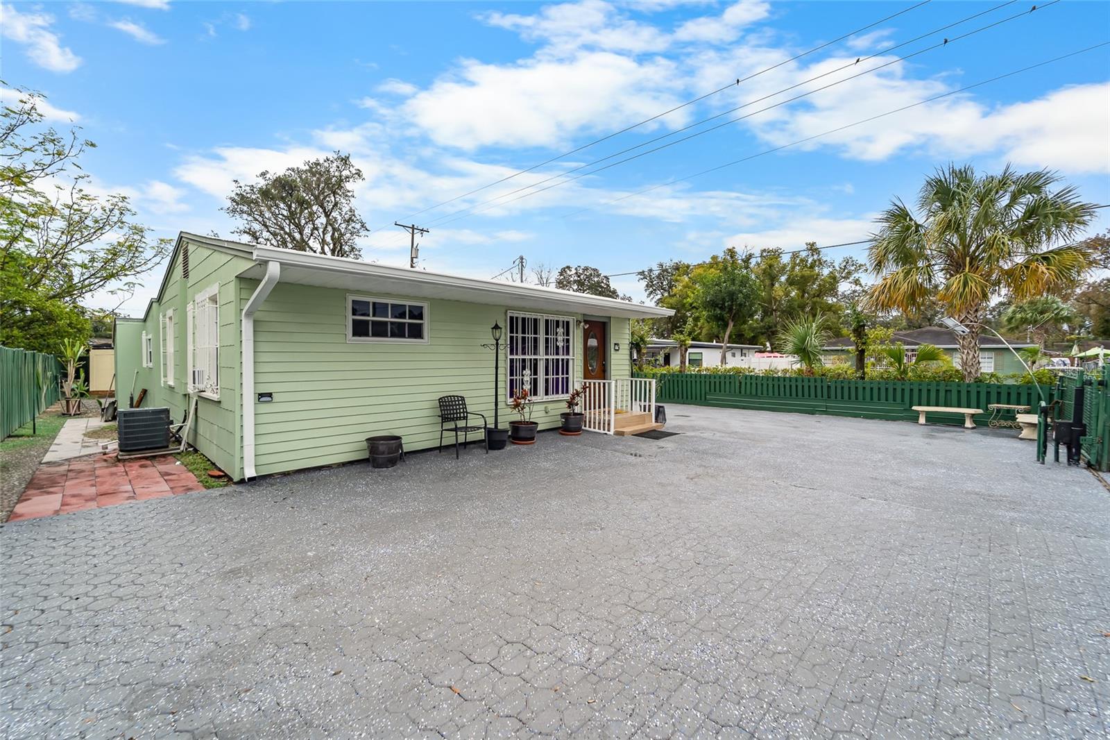 10001 N Arden Ave, Tampa, FL 33612 photo