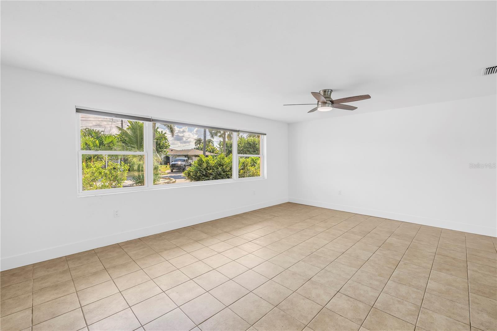 2053 Dolphin Blvd, Saint Petersburg, FL 33707 photo