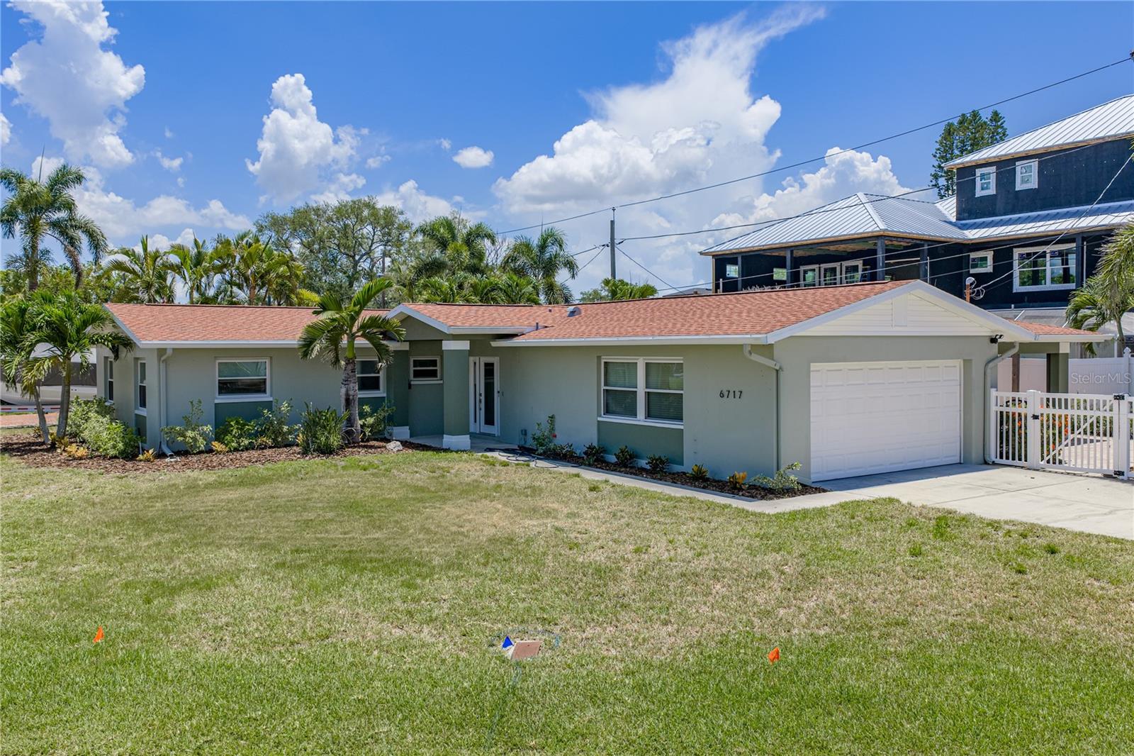 6717 Cardinal Dr, Saint Petersburg, FL 33707 photo
