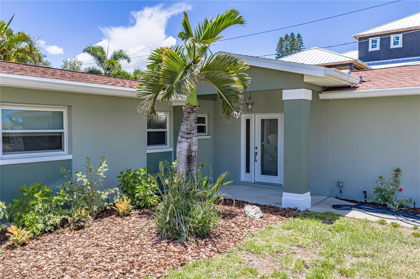 6717 Cardinal Dr, Saint Petersburg, FL 33707 photo