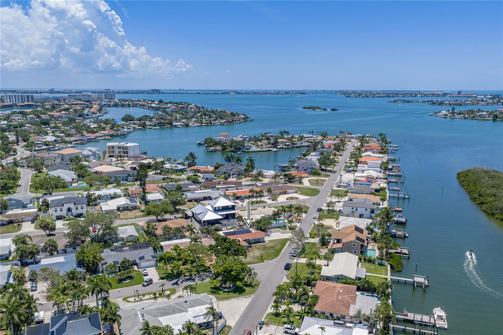 6717 Cardinal Dr, Saint Petersburg, FL 33707 photo