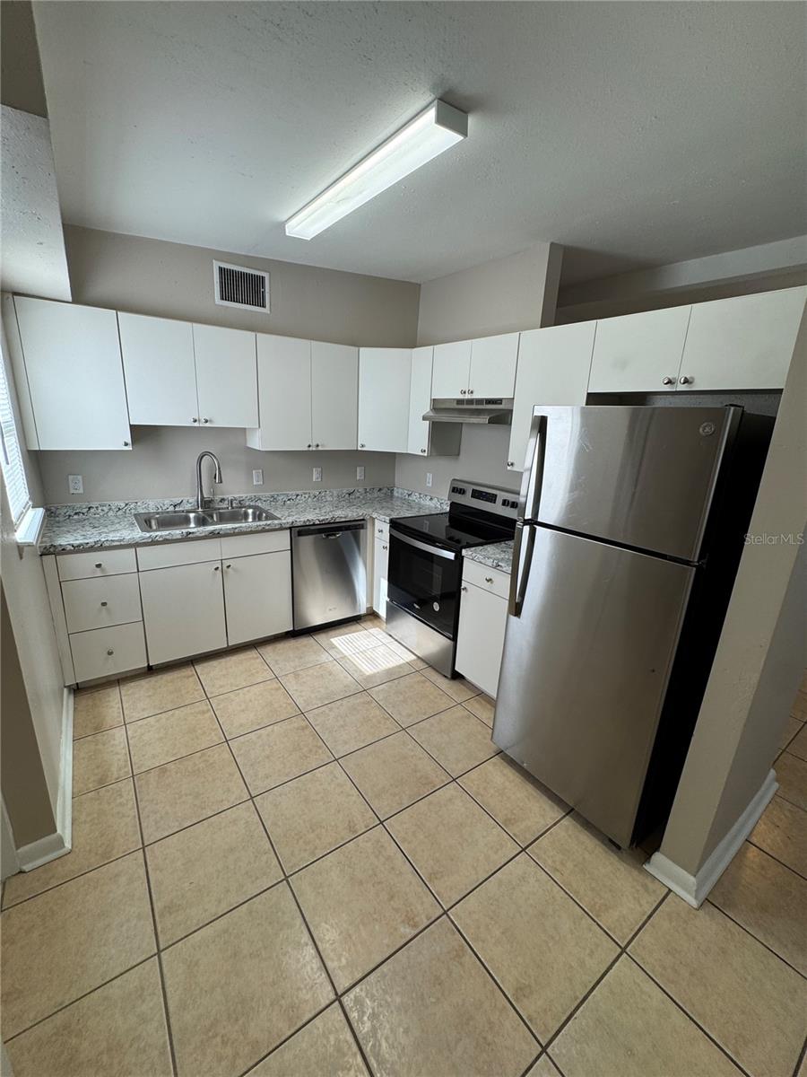 2016 E Crenshaw St, Tampa, FL 33610 photo