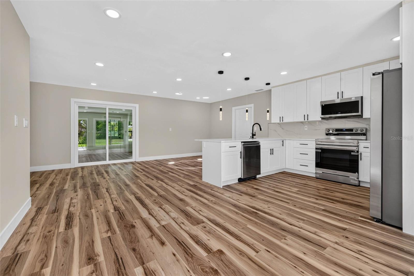 1524 Carson Cir, Saint Petersburg, FL 33703 photo