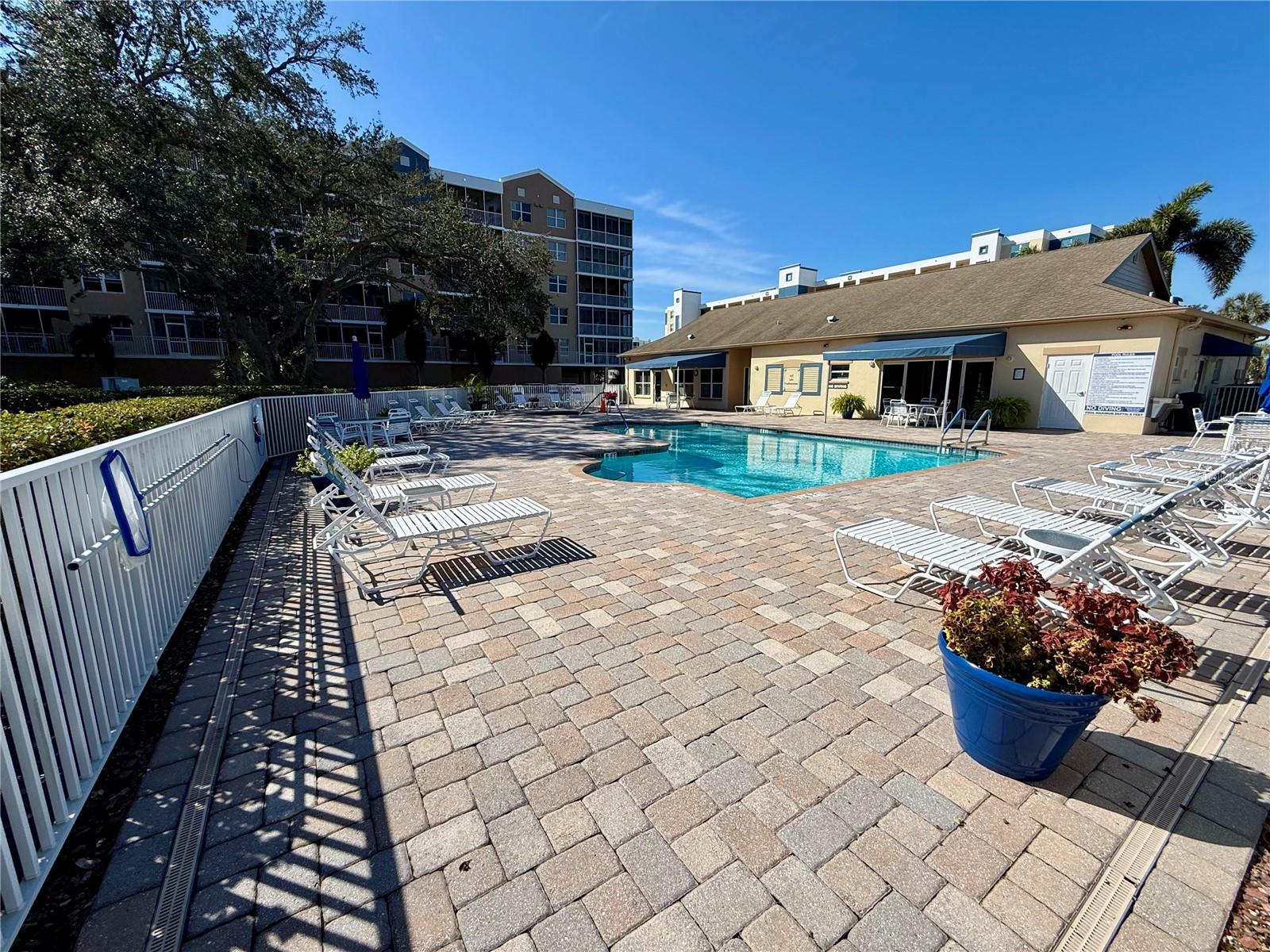 960 Starkey Rd, Largo, FL 33771
