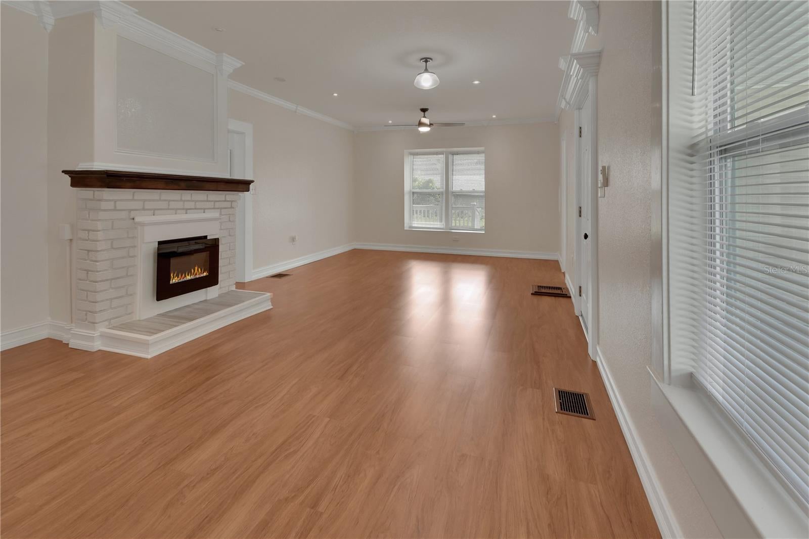 903 E New York Ave, Deland, FL 32724 photo