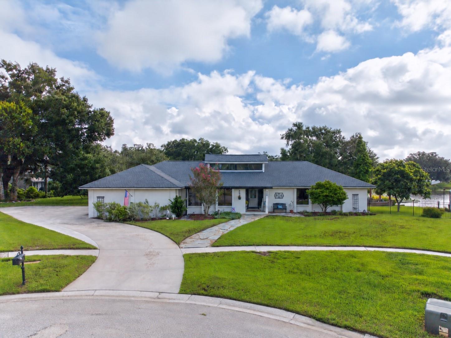 906 Retriever Ave, Seffner, FL 33584