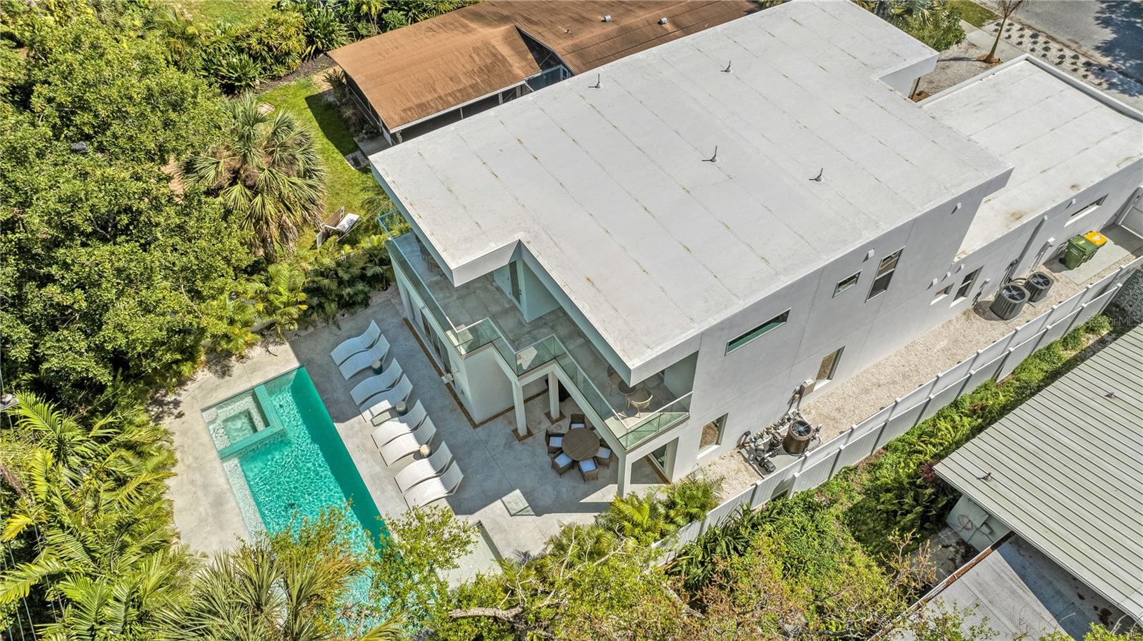 Single Family Residence in SARASOTA FL 2327 HILLVIEW STREET 4.jpg