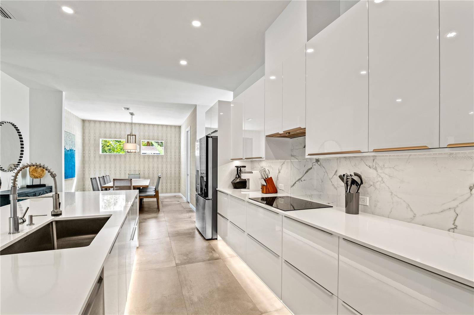 Single Family Residence in SARASOTA FL 2327 HILLVIEW STREET 7.jpg