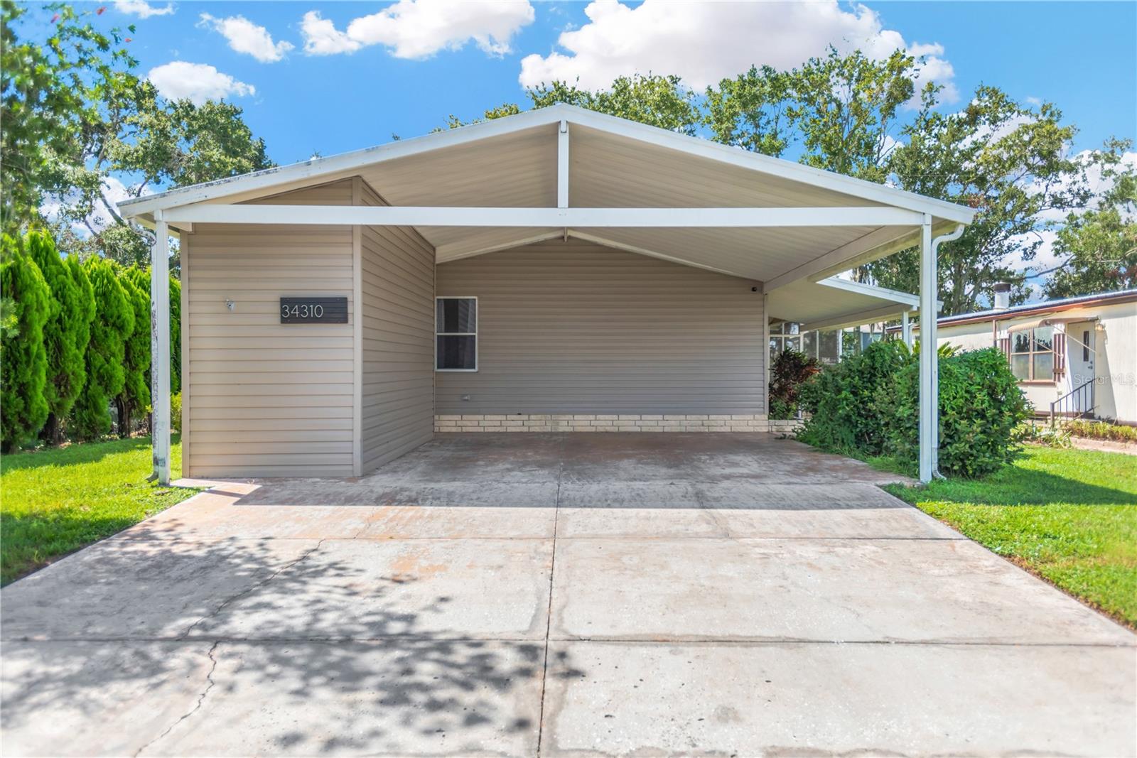 34310 Lodge Dr, Wesley Chapel, FL 33543 photo