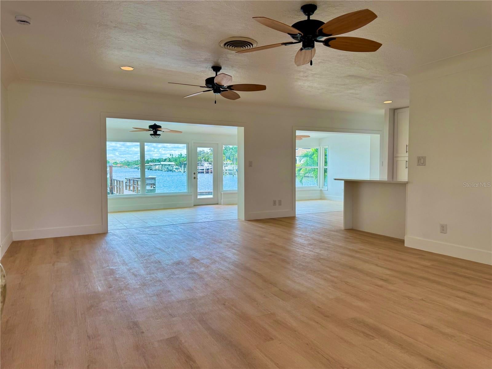 902 Oakwood Dr, Largo, FL 33770 photo