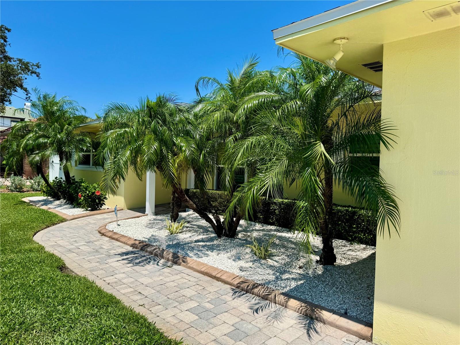 902 Oakwood Dr, Largo, FL 33770 photo