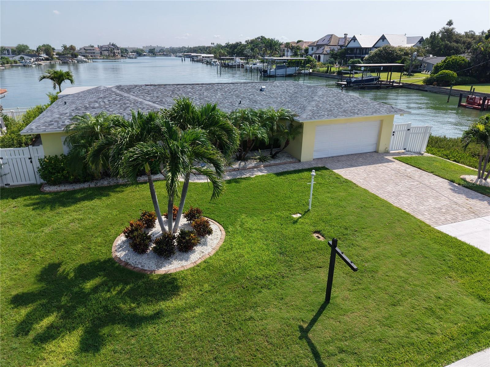902 Oakwood Dr, Largo, FL 33770 photo