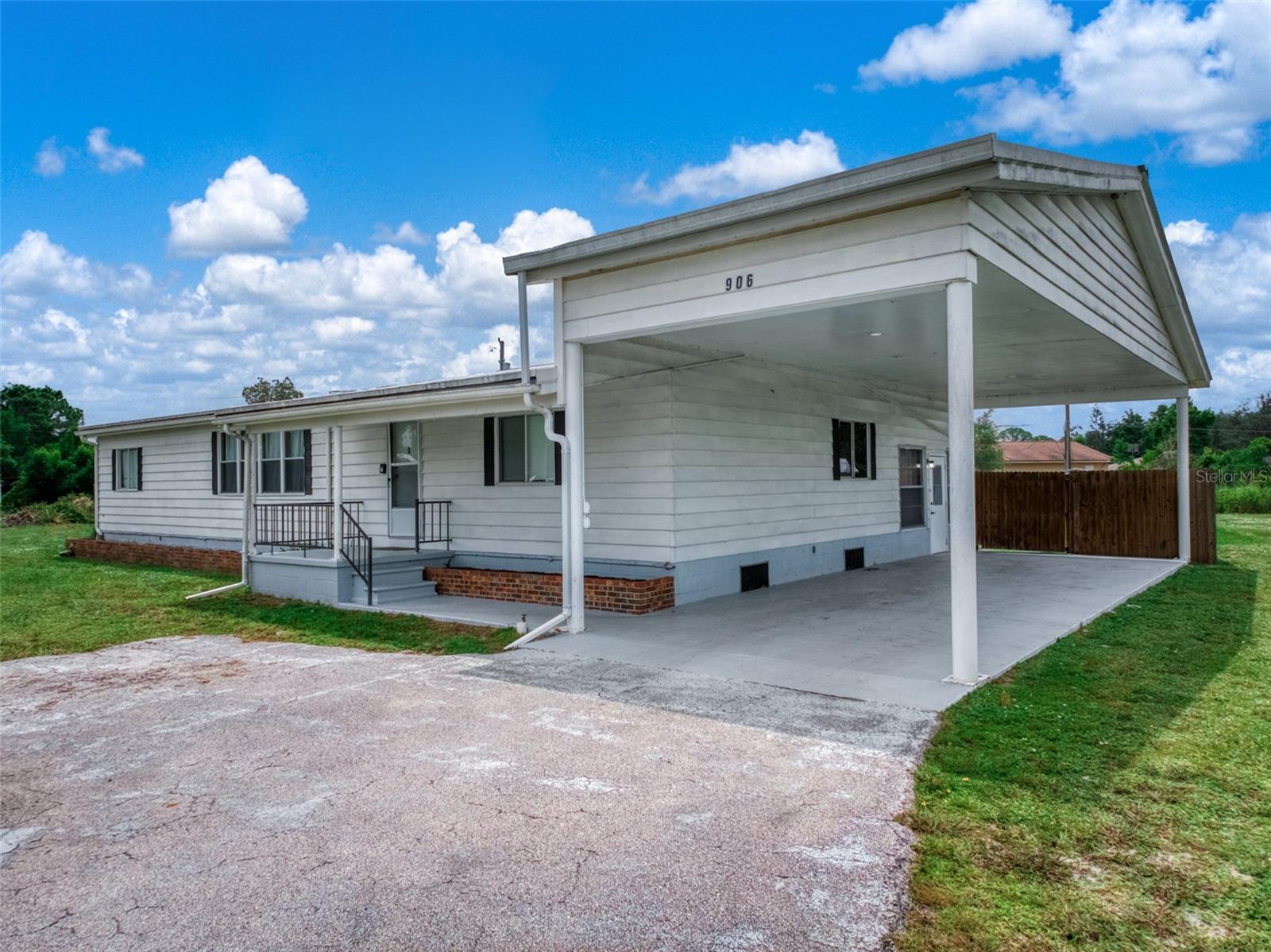 906 Whatley Ct, Sebring, FL 33870