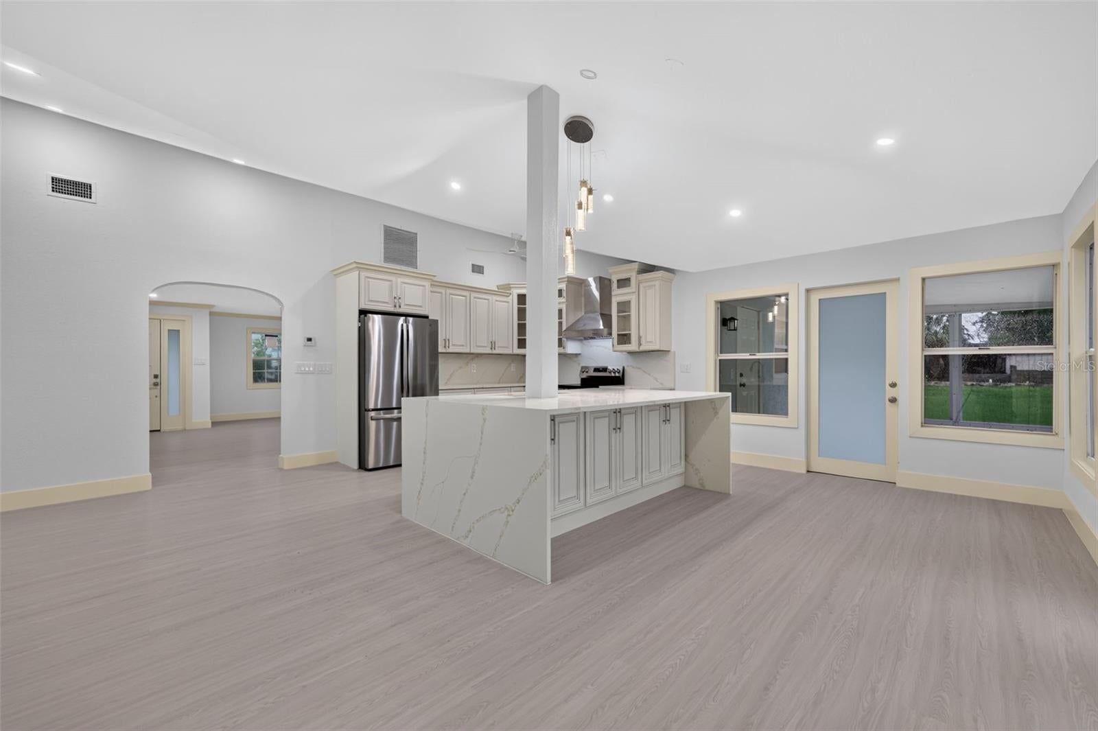 870 Narcissus Ave, Clearwater Beach, FL 33767 photo