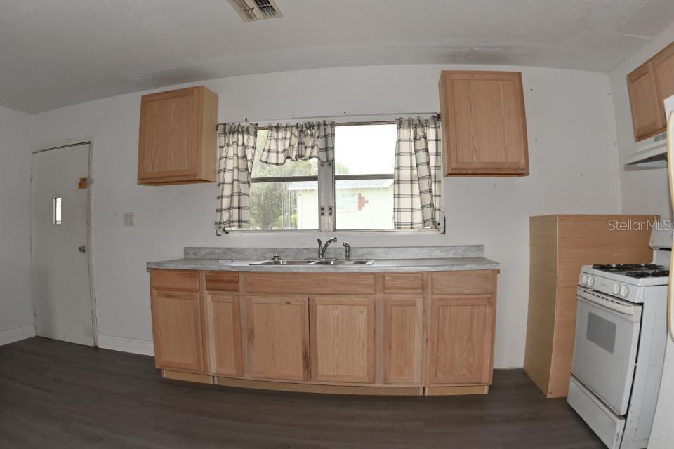 Single Family Residence in DADE CITY FL 14312 1ST STREET 8.jpg