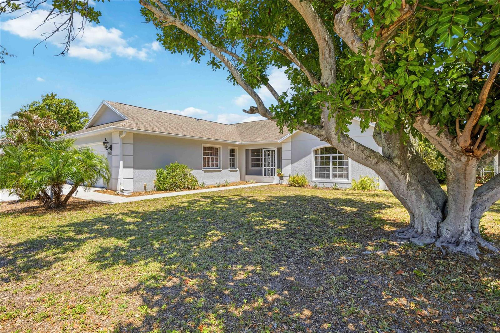 4851 Hamlets Grove Dr, Sarasota, FL 34235 photo