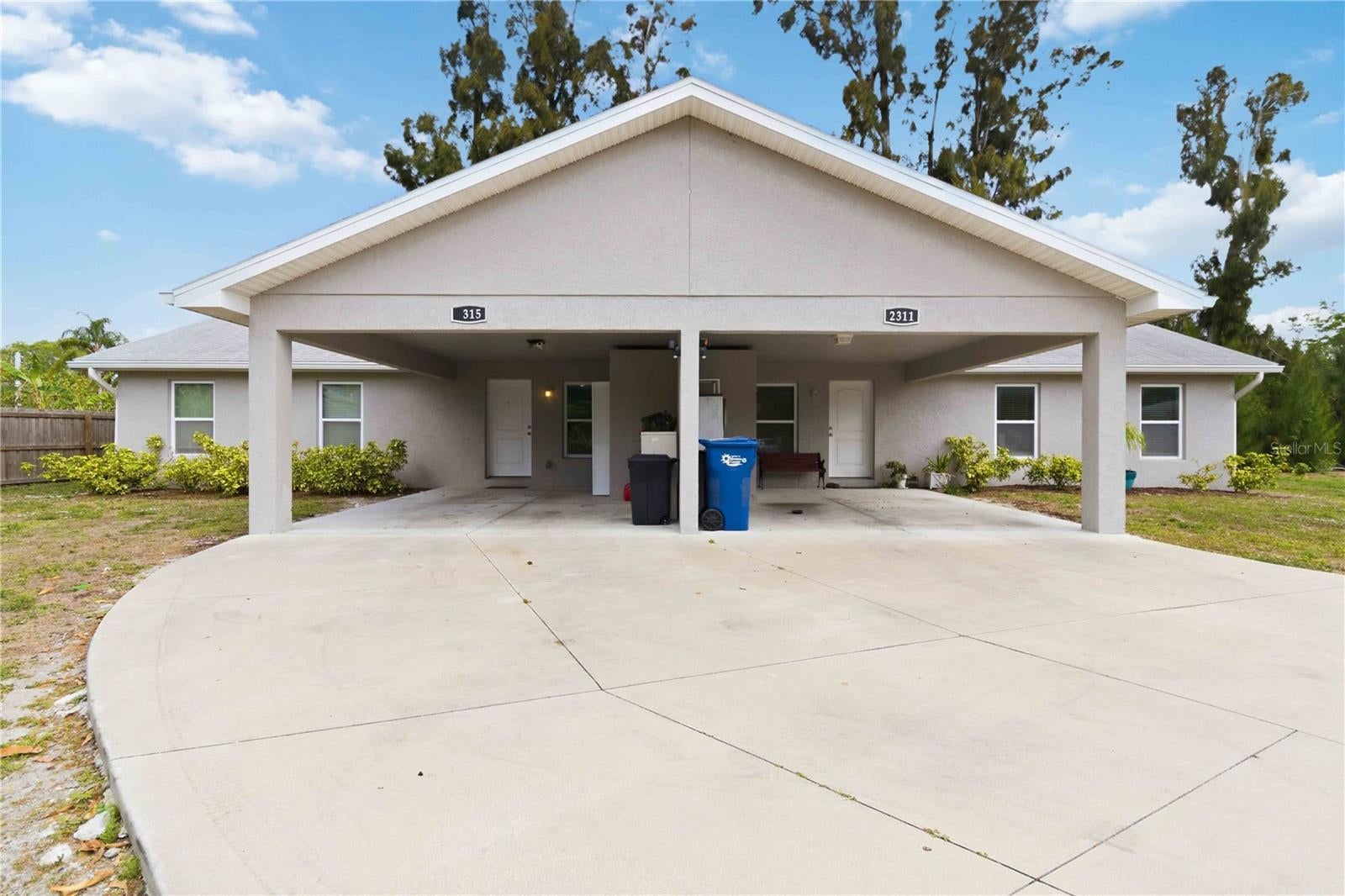 2311 54 Avenue Dr, Bradenton, FL 34207