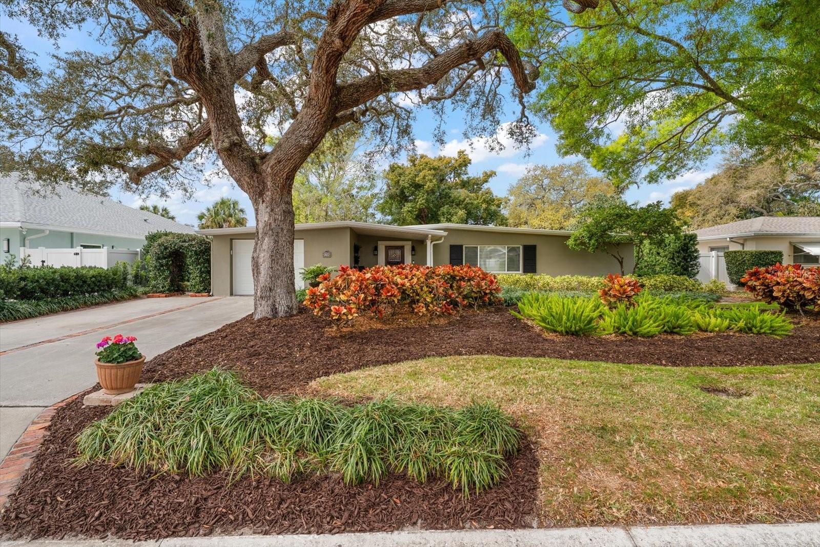 1718 Meredith Ln, Belleair, FL 33756