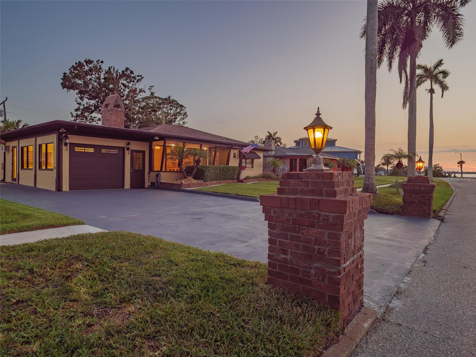 2410 Riverside Dr, Bradenton, FL 34208 photo