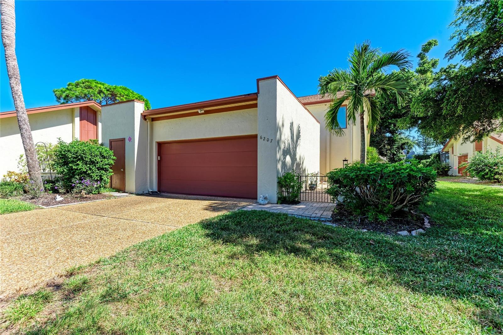 6207 Courtside Dr, Bradenton, FL 34210