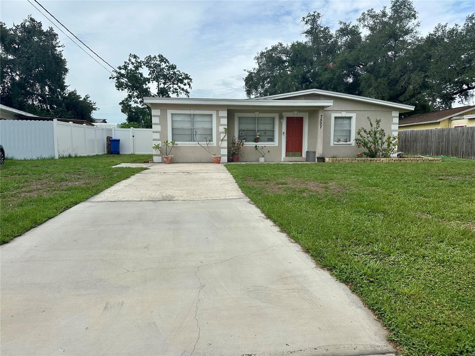 7507 Coral Vine Ln, Tampa, FL 33619 photo