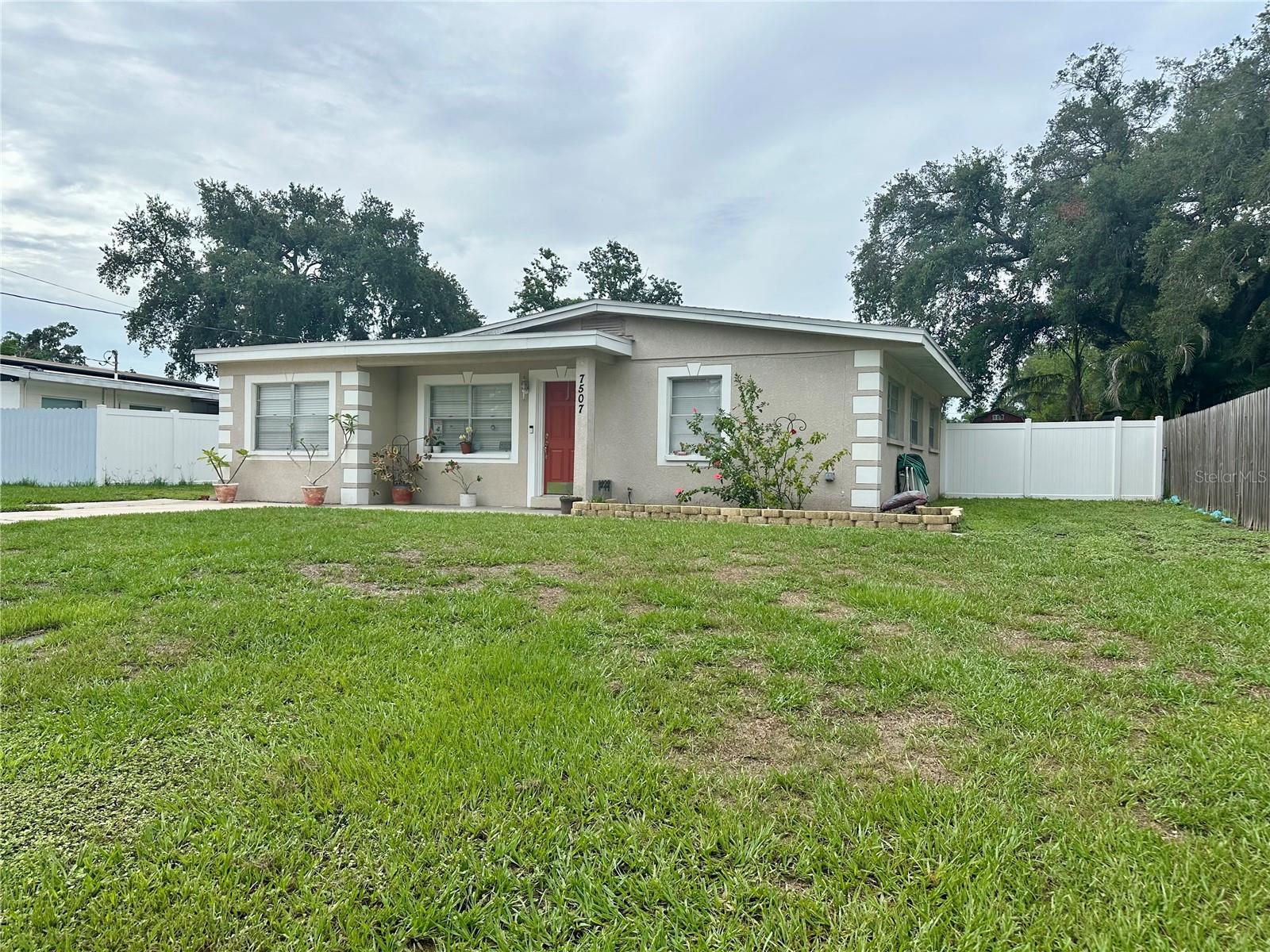 7507 Coral Vine Ln, Tampa, FL 33619 photo