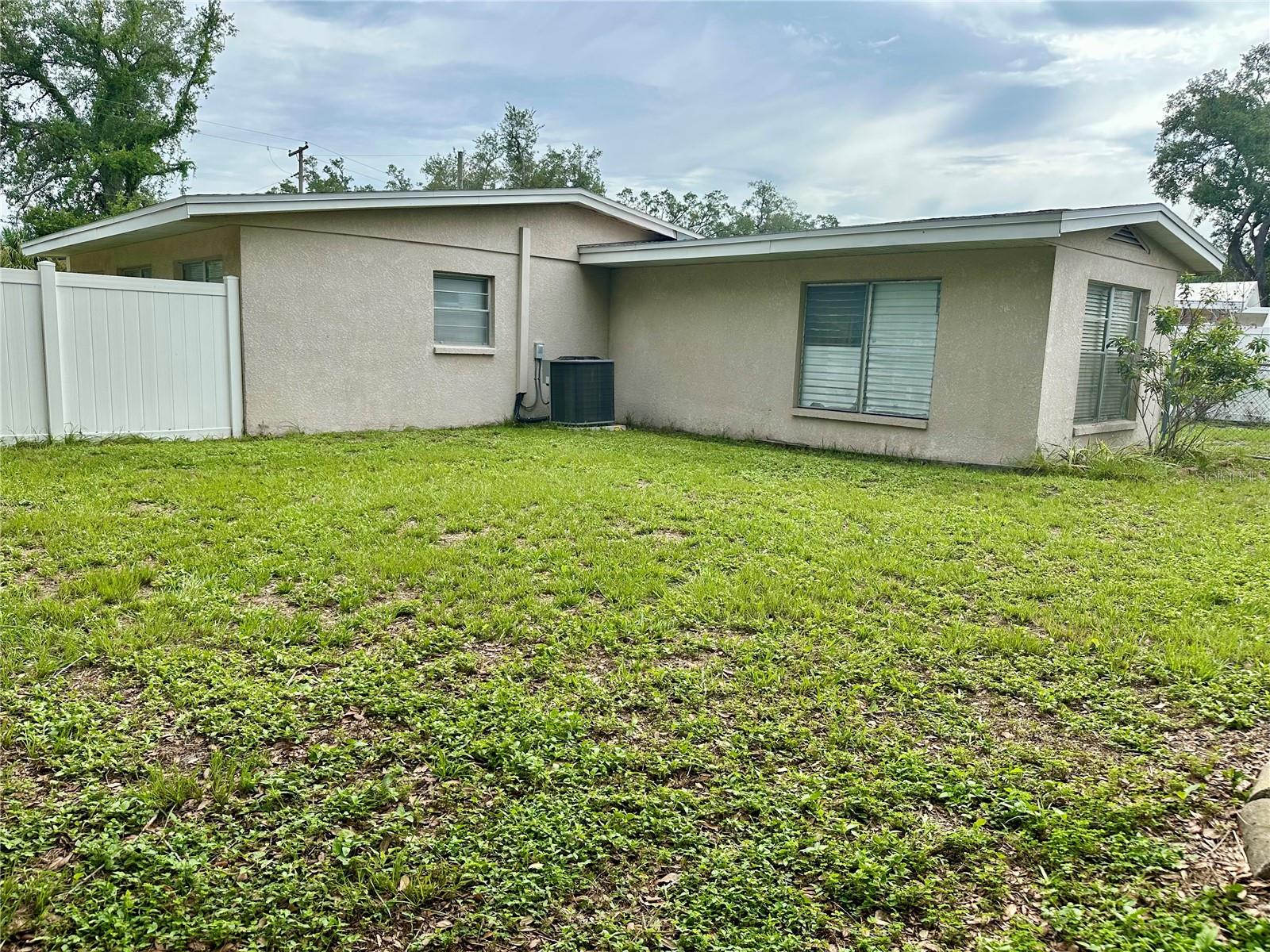 7507 Coral Vine Ln, Tampa, FL 33619 photo