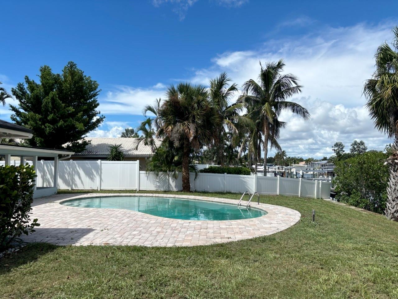 4568 40 St, Saint Petersburg, FL 33711 photo