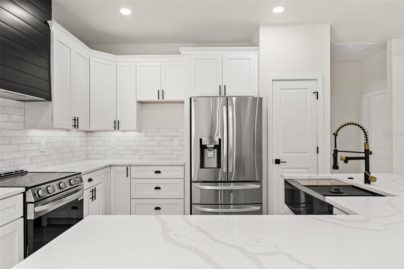 10439 Gypsy Ave, Weeki Wachee, FL 34613 photo