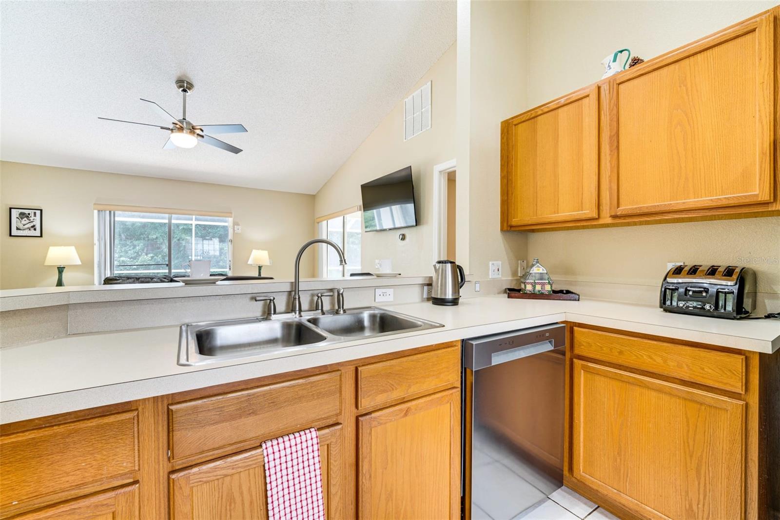 630 Thousand Oaks Blvd, Davenport, FL 33896 photo