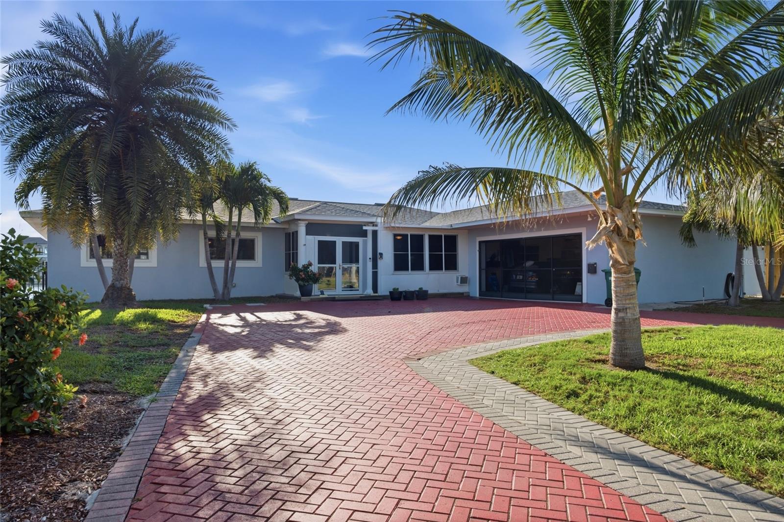 1818 Dolphin Blvd, Saint Petersburg, FL 33707 photo