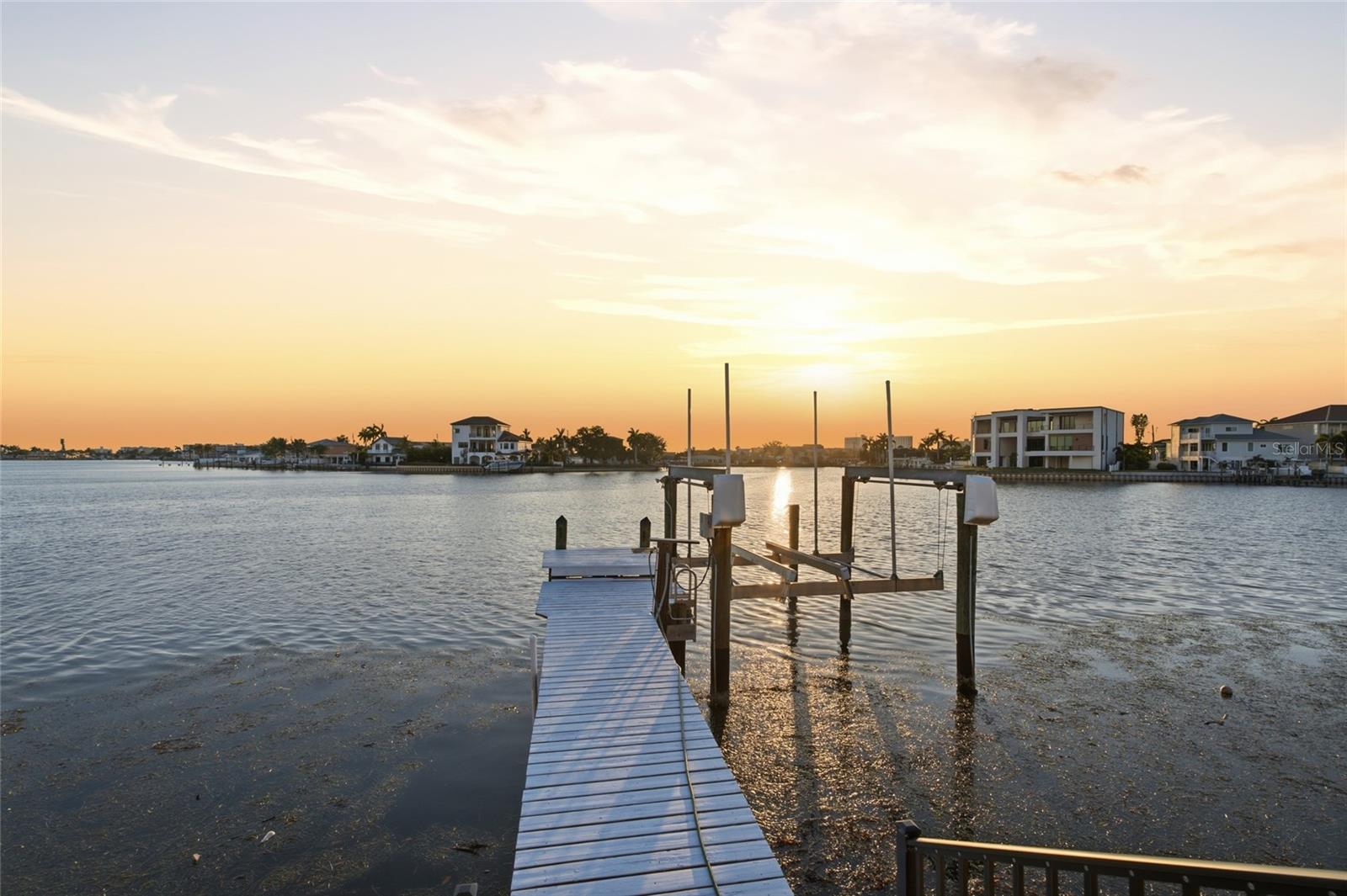 1818 Dolphin Blvd, Saint Petersburg, FL 33707 photo