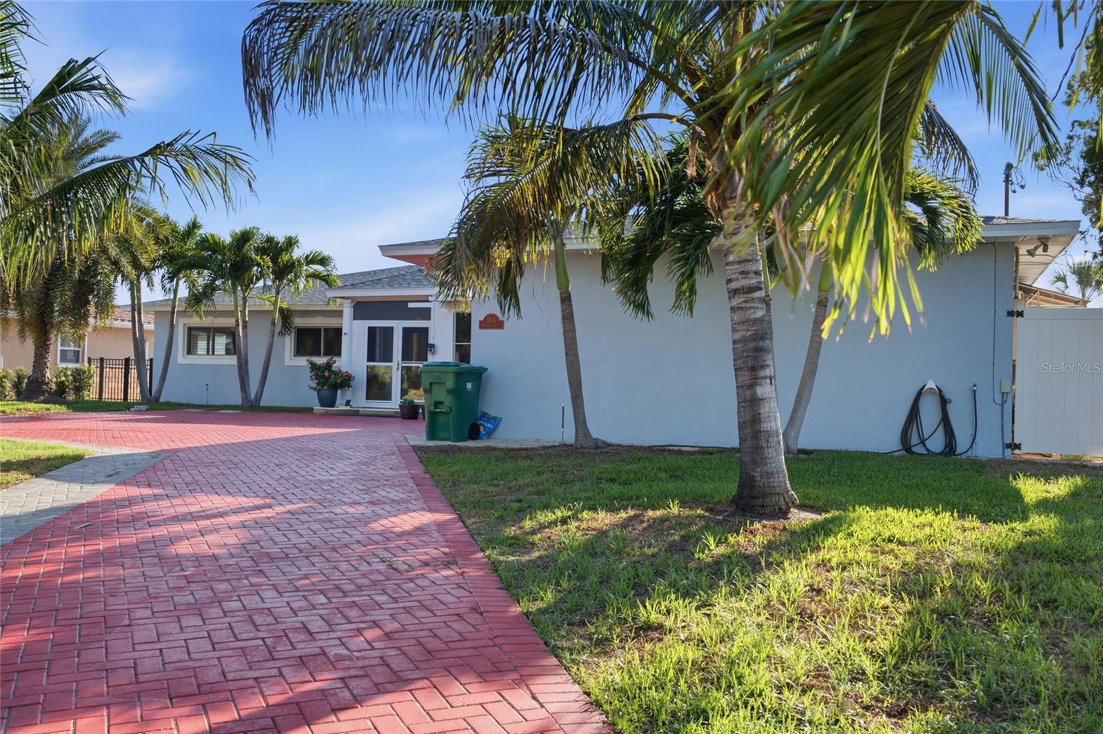 1818 Dolphin Blvd, Saint Petersburg, FL 33707 photo