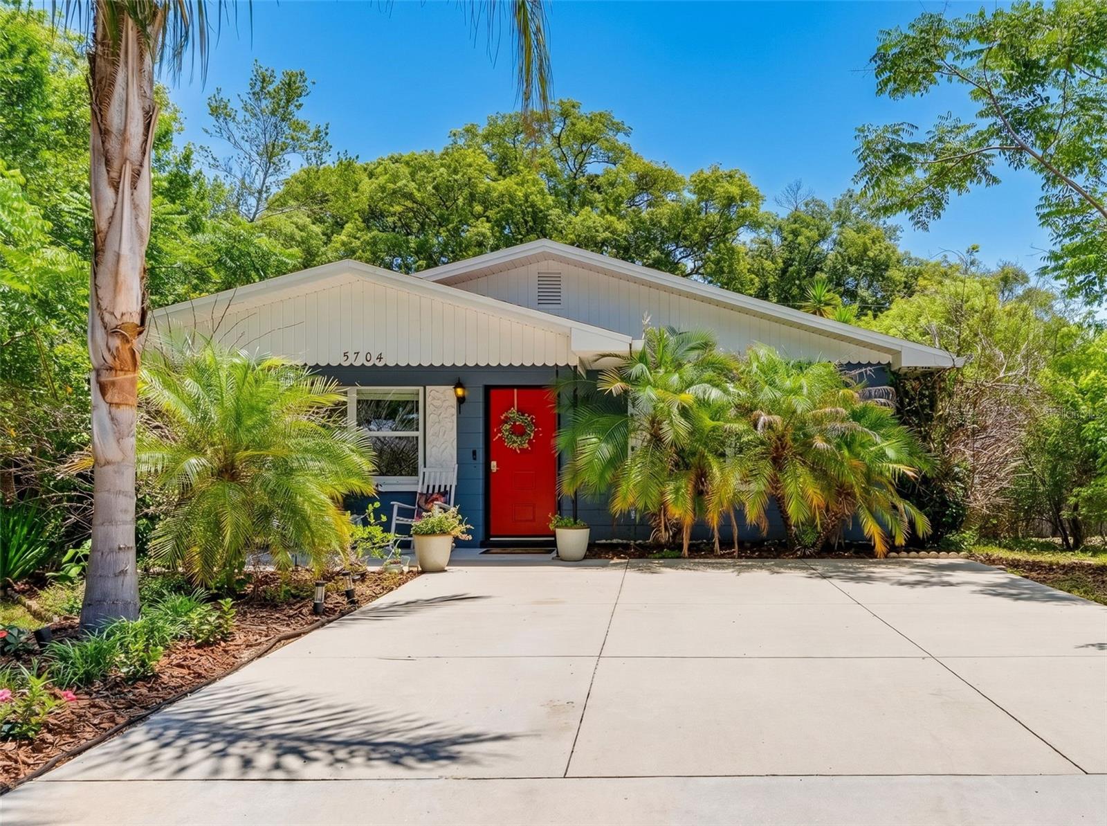 5704 13 St, Zephyrhills, FL 33542