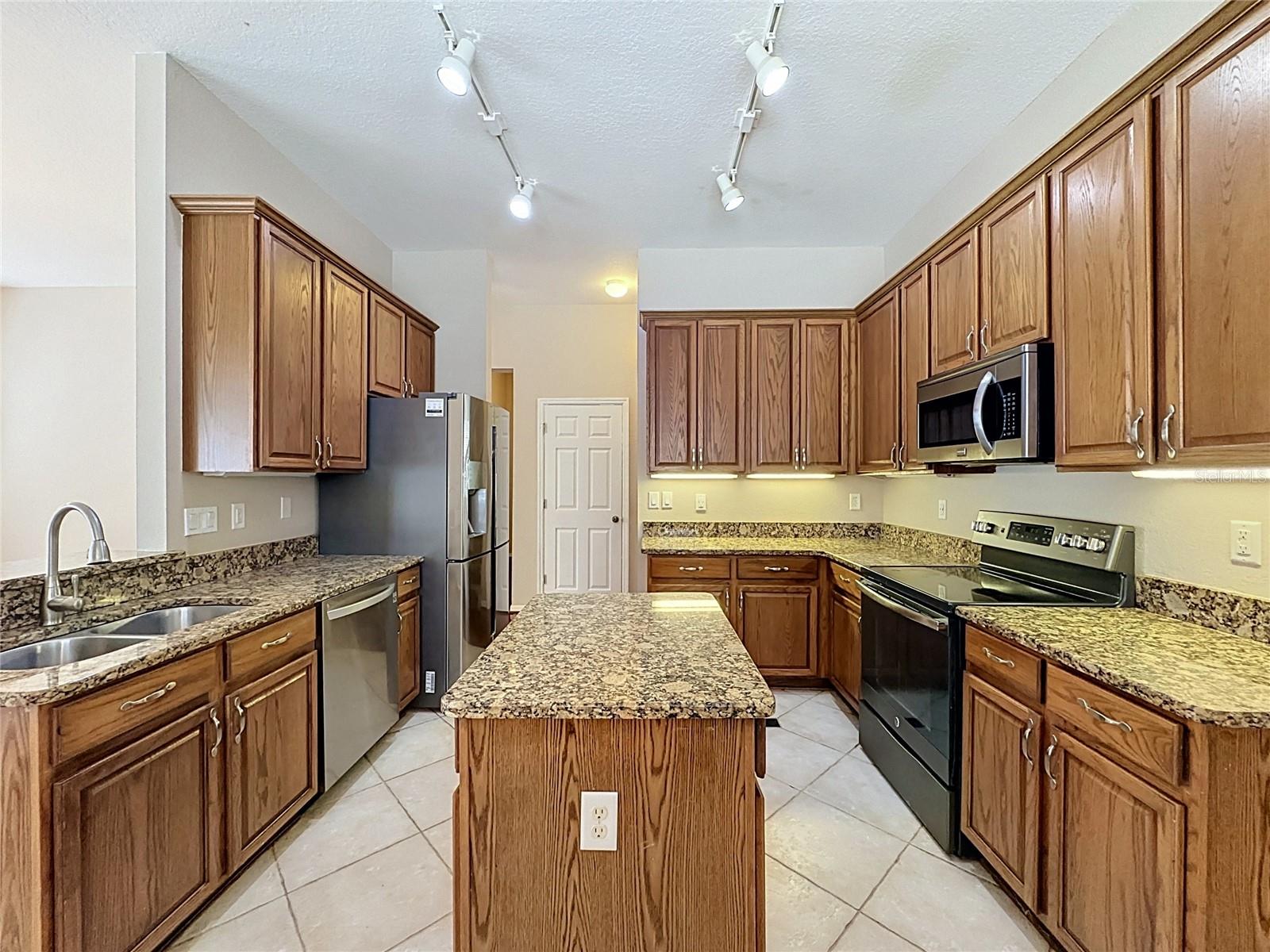 468 Pinewood Dr, Davenport, FL 33896 photo