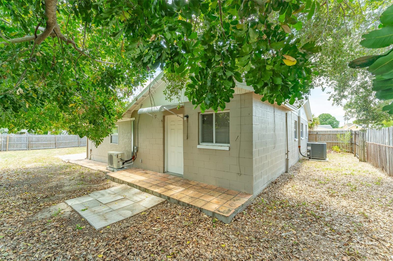 6001 Crestridge Rd, Tampa, FL 33634 photo